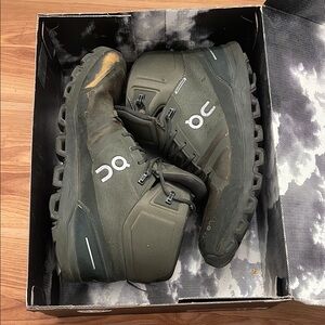 On Running Black Athletic Shoes with Cloud Cushioning